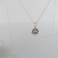 Load image into Gallery viewer, Collar flor de loto mini plata
