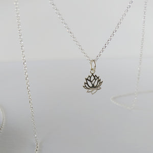 Collar flor de loto mini plata