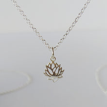 Load image into Gallery viewer, Collar flor de loto mini plata
