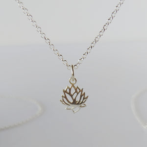 Collar flor de loto mini plata
